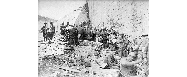 Riproduzione fotografica della I Guerra Mondiale - Soldati in una zona di guerra