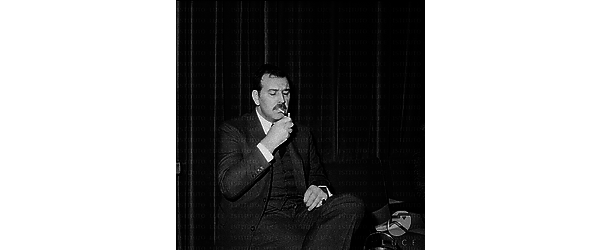 L'attore francese Bernard Vicki ad una conferenza stampa - piano americano