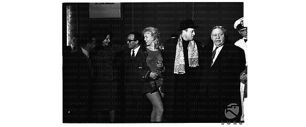 Da sinistra un uomo, Eleonora Rossi Drago, De Laurentiis, Myléne Demongeot, Van Heflin e Charles Lauhthon al cocktail per il film Sotto dieci bandiere - piano americano