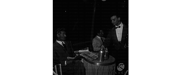 George Marshall seduto ad un tavolino in un bar di via Veneto; totale