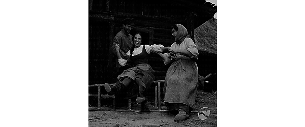 Berlino Franco Interlenghi, Antonella Lualdi e Ellen Schwiers, in costume di scena, sul set del film "Polikuska"