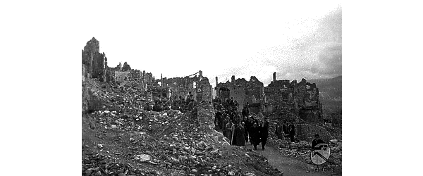 Cassino De Nicola, in compagnia di un gruppo di personalità, visita l'abbazia di Montecassino, distrutta dai bombardamenti