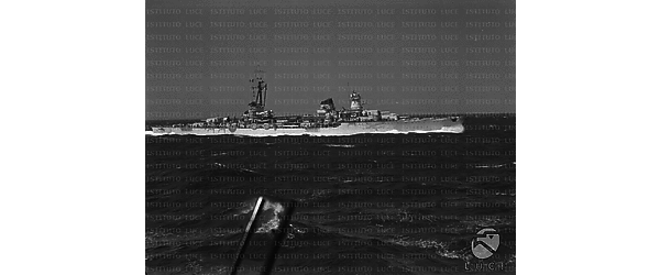 Una nave da guerra italiana in navigazione, si intravedono le canne di una mitragliatrice