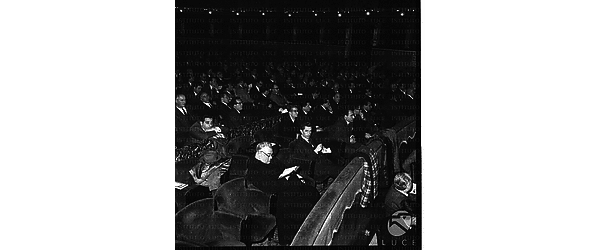 Un sacerdote nella platea gremita di persone del teatro San Carlo dove si tiene il Congresso della Dc - campo medio