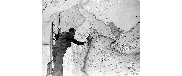 Roma Un uomo su una scala mostra la posizione dei bombardieri su una carta geografica