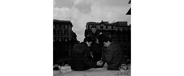 Carlo Lima sulla scalinata di piazza di Spagna - totale