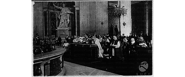 Città del Vaticano I Principi Umberto, Giovanna e Maria, raccolti in preghiera davanti all'Altare della Confessione