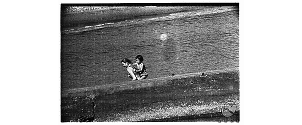 Jenny Bergman con una sorellina su un molo a Santa Marinella - campo lunghissimo