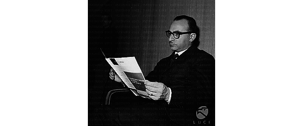 Roma Lattuada, seduto in platea, legge l'opuscolo illustrativo dell'opera 'Il risorgimento italiano nel teatro e nel cinema'