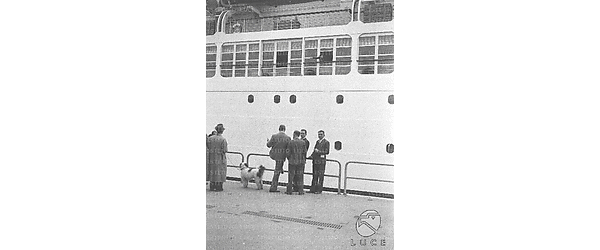 Napoli Emma Gramatica si affaccia da un oblò della nave "Rex" per salutare un gruppo di uomini che attendono sul molo